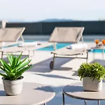 Luxury Beachfront Sea Queen - *