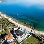 Luxury Beachfront Sea Queen - Willa *