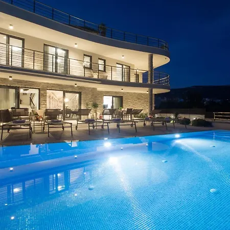 Willa Luxury Beachfront Sea Queen -