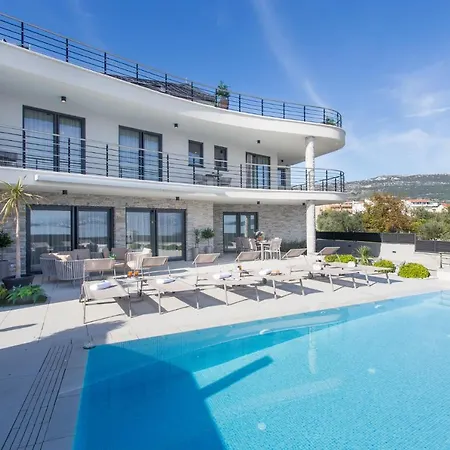 Luxury Beachfront Sea Queen - Willa