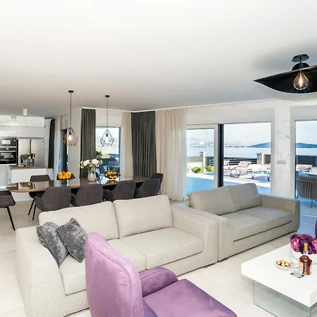 Luxury Beachfront Sea Queen - Willa *