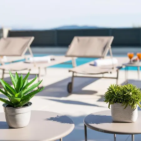 Luxury Beachfront Sea Queen - *