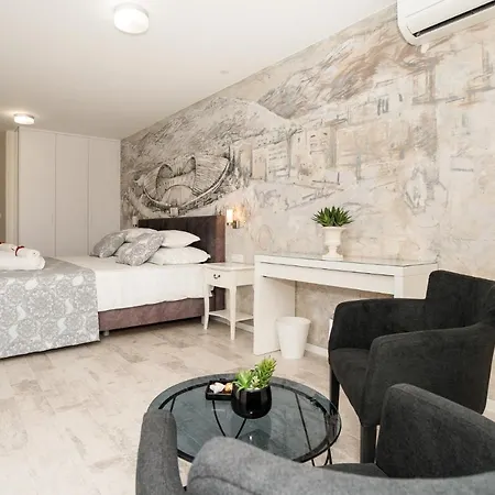 Luxury Beachfront Sea Queen -