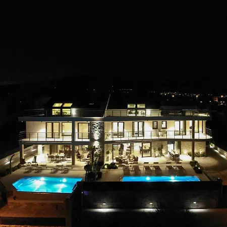 Willa Luxury Beachfront Sea Queen - Kaštela