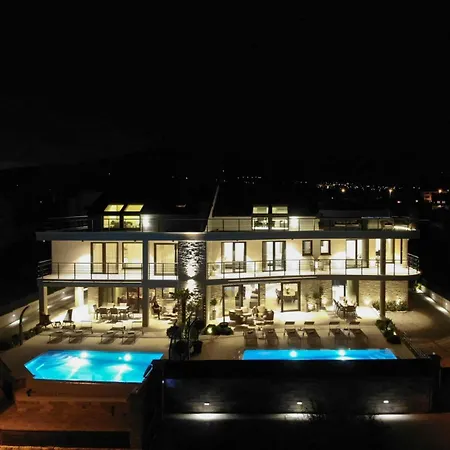 Villa Luxury Beachfront Sea Queen - Kastela